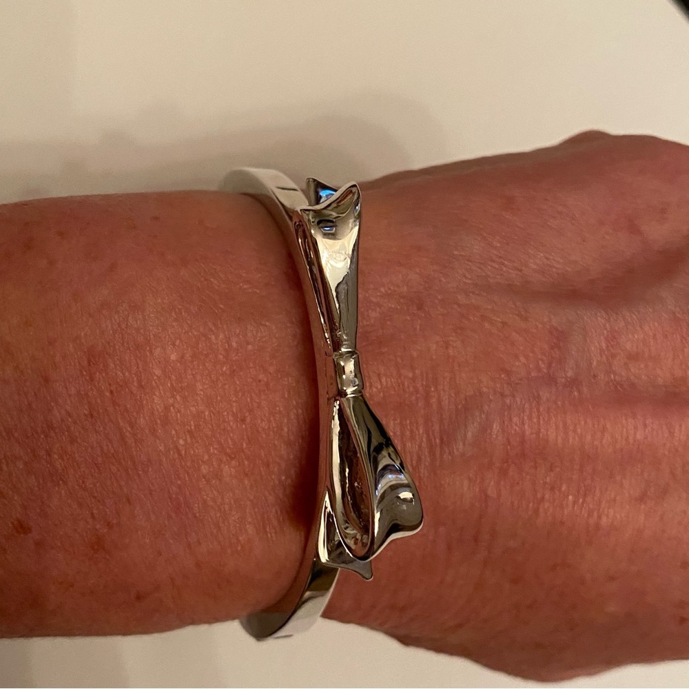 KATE SPADE BRACELET SKINNY SILVER TONE HINGED BOW BANGLE SIGNED - Picture 3 of 9